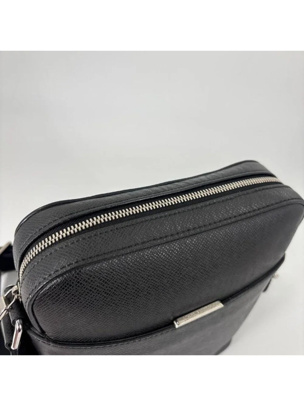 Louis Vuitton Taiga Anton Shoulder Bag